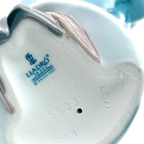 Lladro 6533 The Christmas Caroler 10" Blue & Pink Outfit Holding Sheet Music - Picture 2 of 10